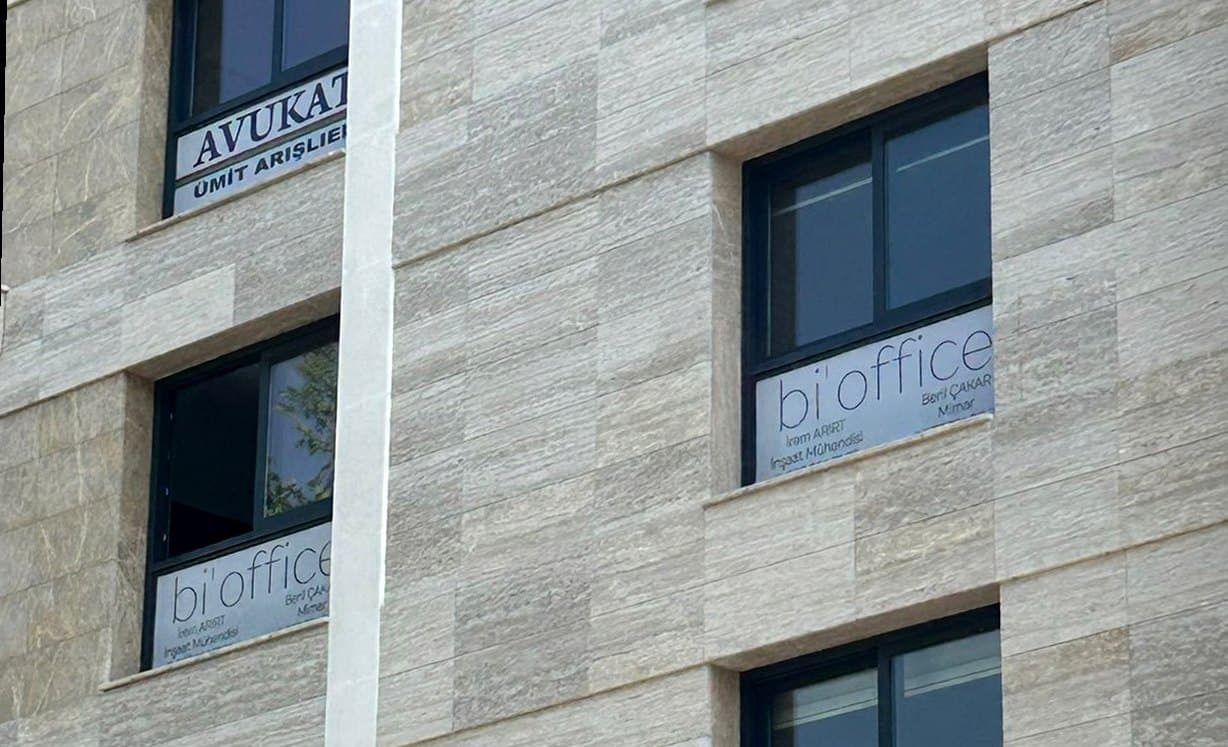 Boşnak İş Merkezi cephesinde Av. Ümit Arışlıel tabelası