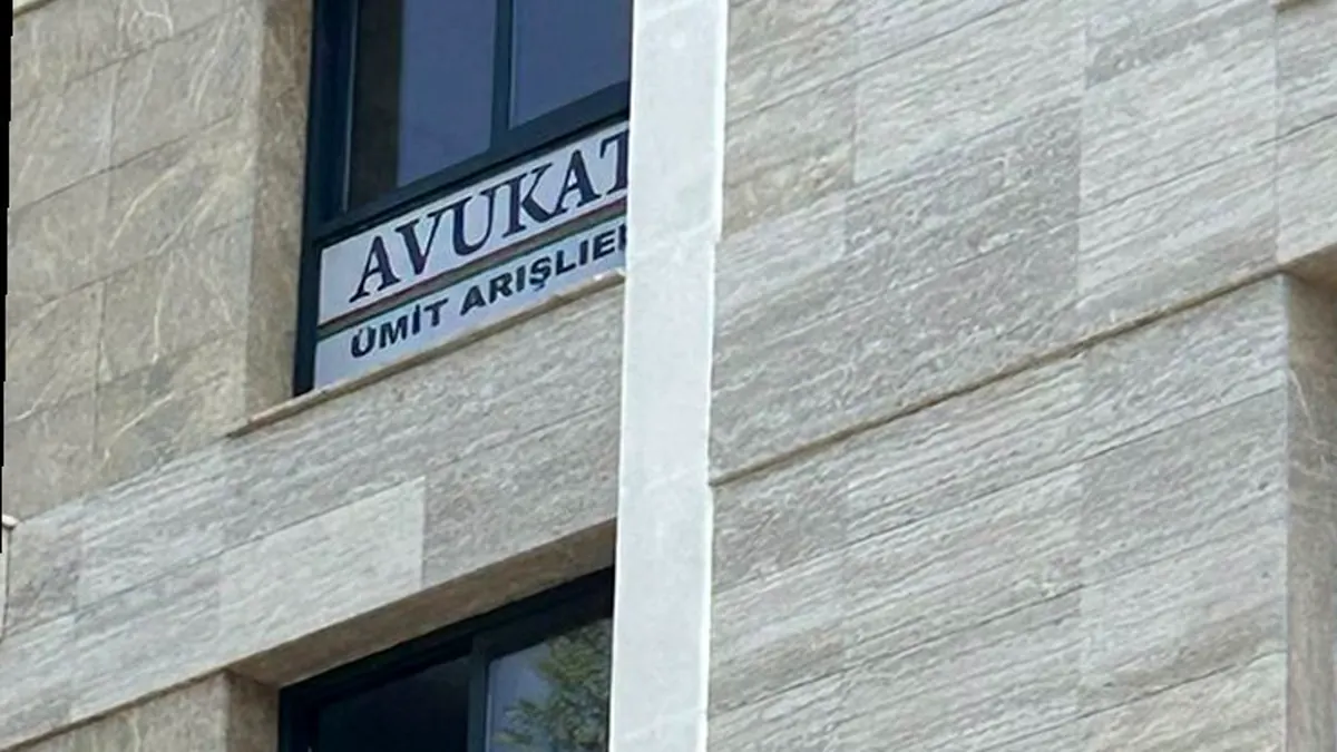 Bina cephesinde büronun avukat adını taşıyan tabelası